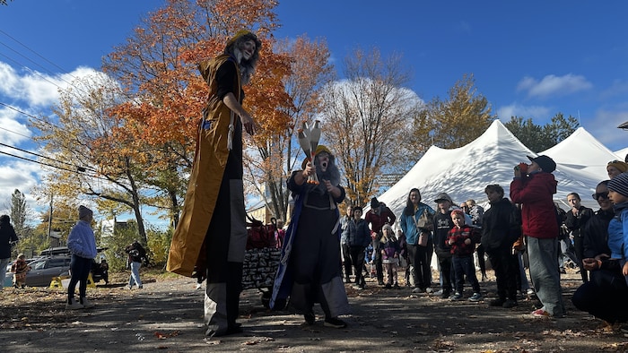 Des gens devant des artistes à un événement.