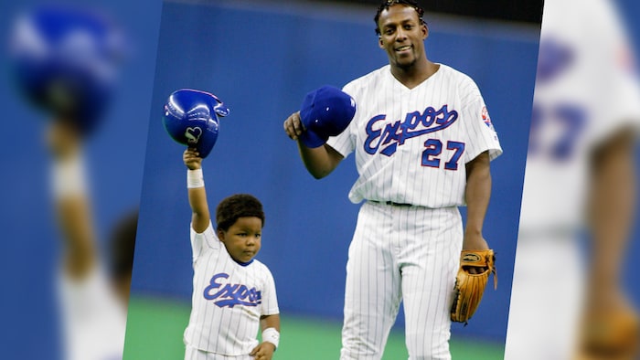Vladimir Guerrero, des Expos de Montréal, et son fils saluent la foule après le match des Expos contre les Reds de Cincinnati, à Montréal, le dimanche 29 septembre 2002.
