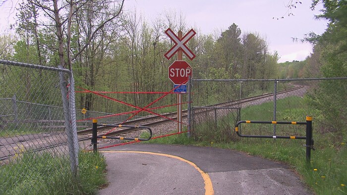 Une voie ferrée avec un ruban rouge.
