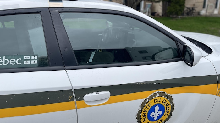 Le côté passager d'une voiture de police de la Sûreté du Québec.