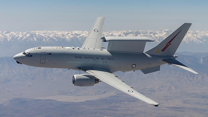 Un avion de détection dans le ciel