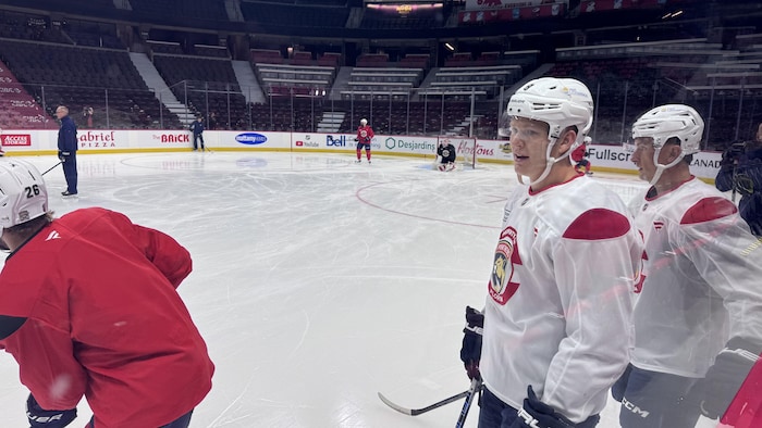 Des joueurs de hockey sur la glace.