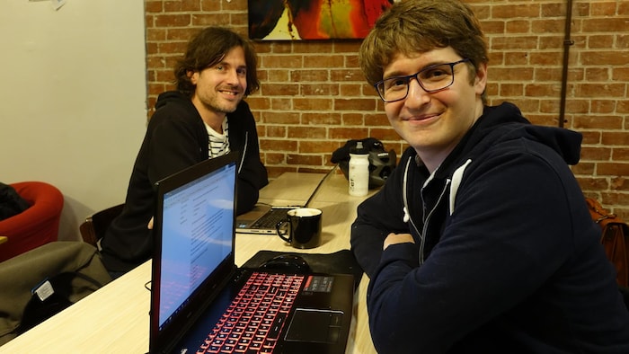 Yannick Drolet et Maël Costantini se sont rencontrés grâce à Meet Up. C'est leur passion pour l'informatique qui les réunit. On les voit ici lors d'une rencontre au café Kappeh. 