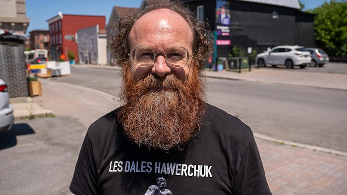 Portrait d'Yves Séguin dans une rue.