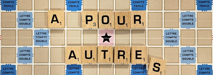 Une planche de Scrabble sur laquelle sont placées des lettres pour former la mention : « A pour Autres ».