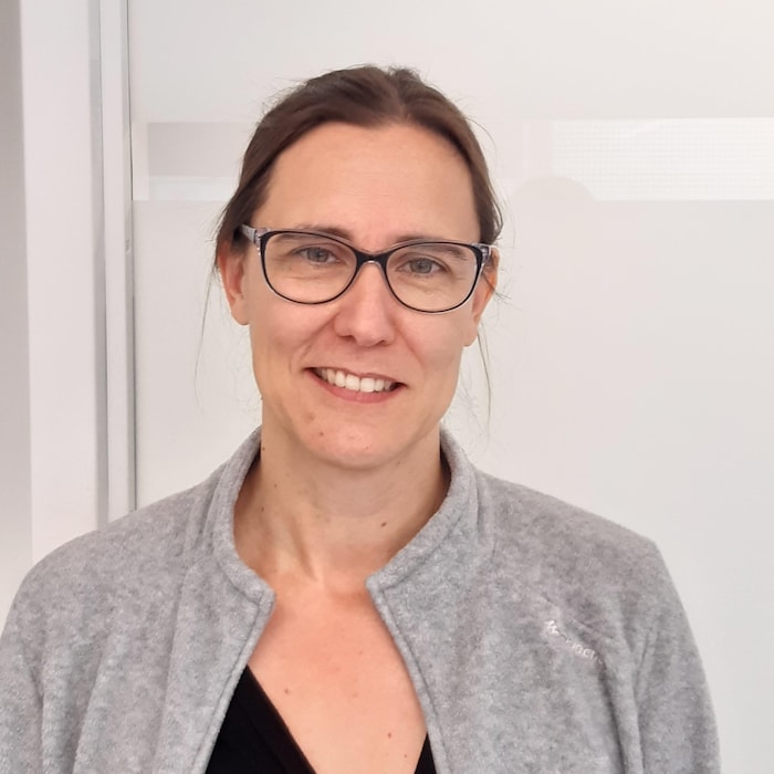Cécile Bardon sourit devant l'objectif.
