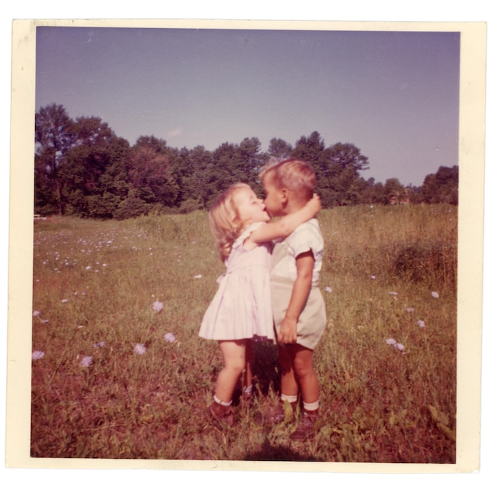Une photo d'archives d'une jeune fille qui embrasse un jeune garçon.