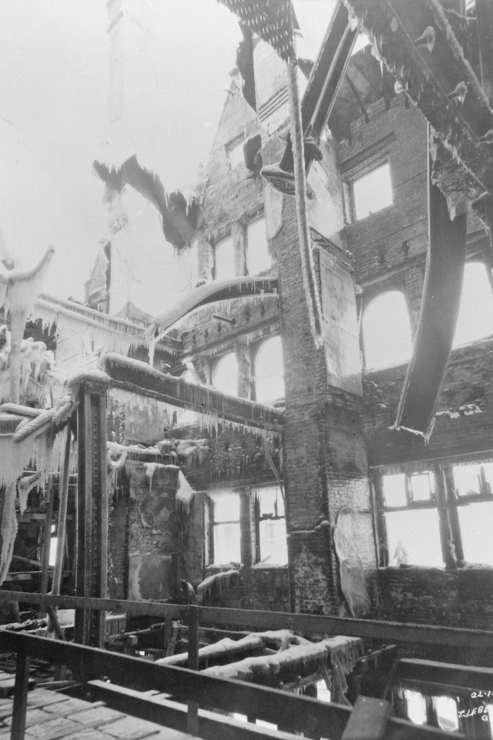 L'intérieur de l'aile après l'incendie.
