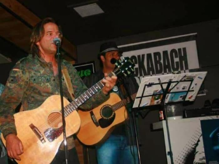Deux guitaristes sur scène devant le mot Backabach.