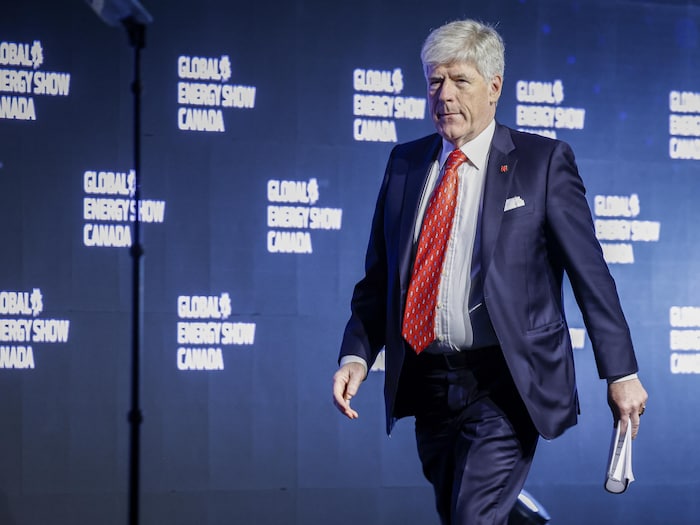 Tim Hodgson marche sur la scène du Global Energy Show le 9 juin 2026 à Calgary.