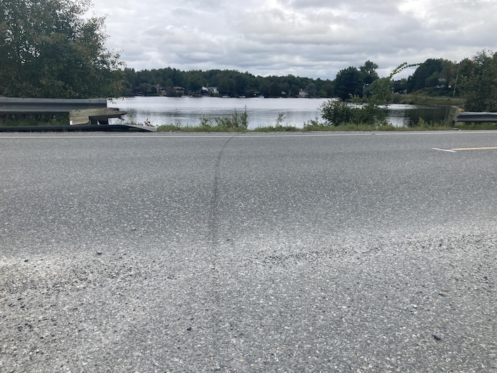 Des traces de pneu qui se rendent dans une rivière. 