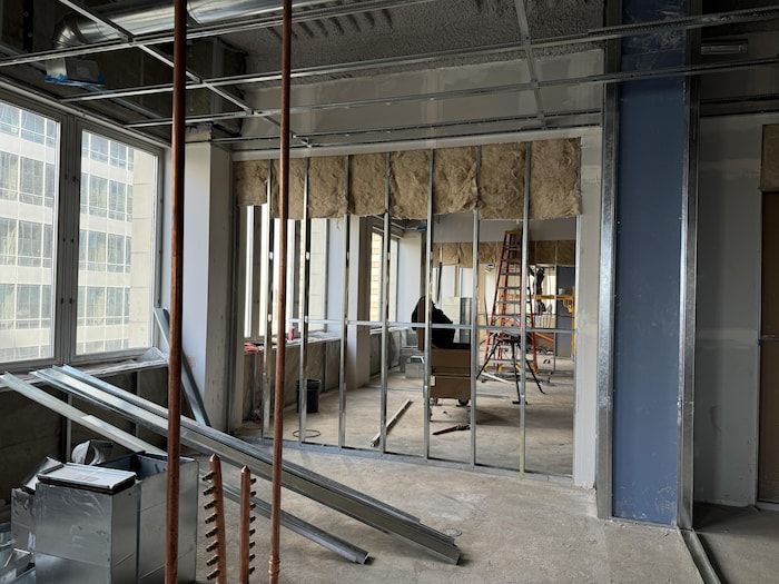 Chantier de construction sur un étage à bureau du centre-ville de Calgary.