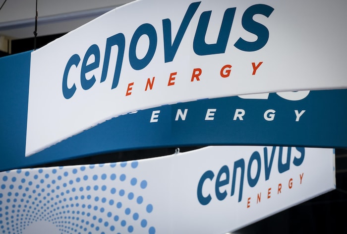 Le nom de l'entreprise Cenovus est imprimé sur des bannières au Global Energy Show à Calgary en juin 2022.