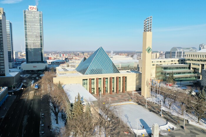 Plan aérien des bâtiments en pyramide et patinoire devant l'édifice.