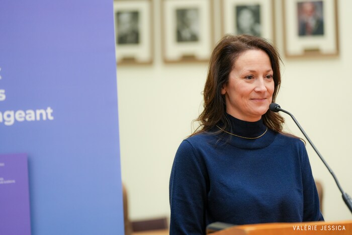 Liette Lanteigne derrière un podium.