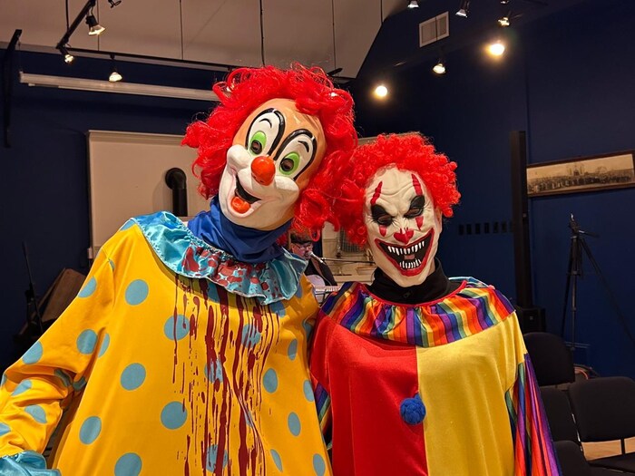 Deux personnes sont déguisées en clowns. 