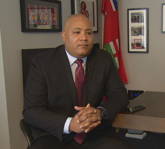 Michael Coteau, député libéral à l'Assemblée législative de l'Ontario, pose dans un bureau.