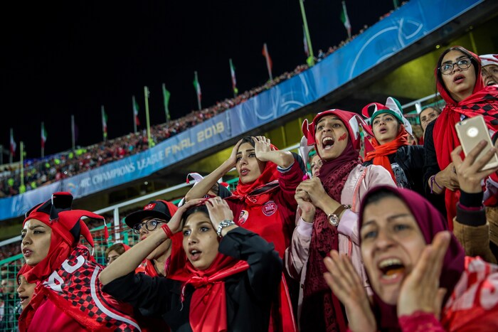 Des femmes assistent à un match de soccer en Iran.