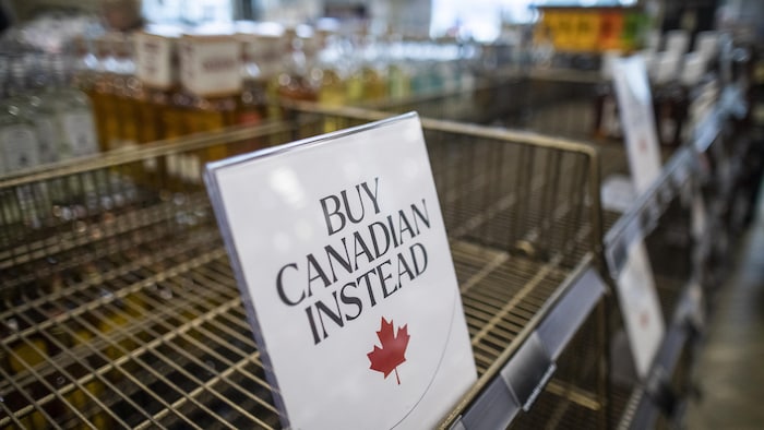 Des étagères vides dans un magasin d'alcool de la Colombie-Britannique, le 10 mars 2025, après le retrait des produits américains.