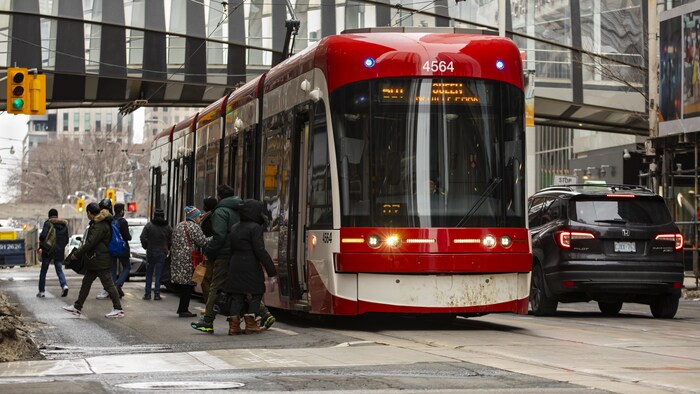 Des usagers des la CTT montent dans un tramway.