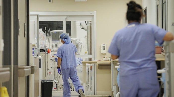Des infirmiers s'affairent dans un couloir de la salle d'urgence de l'hôpital Humber River.