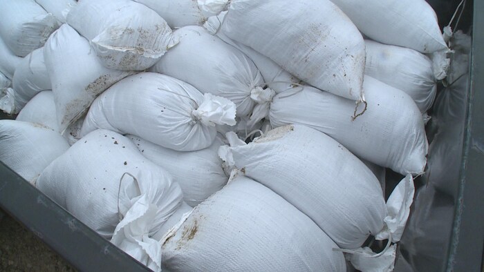 Des sacs de sable à l'arrière d'un camion.