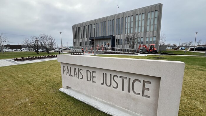 Le palais de justice de Sept-Îles connaît une hausse significative d'achalandage depuis l'année dernière. Une demande d'accès à l'information de Radio-Canada révèle une augmentation de près de 50% du nombre de chefs d'accusations autorisés par le Directeur des poursuites criminelles et pénales.