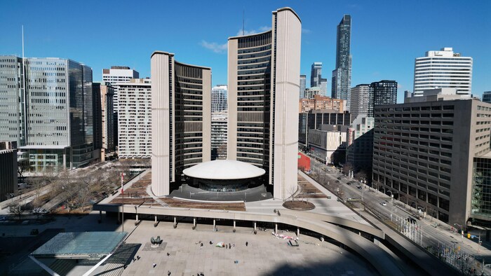 Images aériennes (par drone) de l'hôtel de ville de Toronto et de Nathan Phillip's Square.