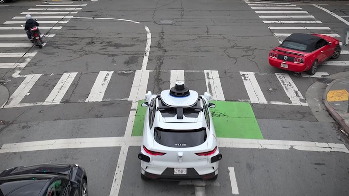 Un robotaxi s'éloigne.