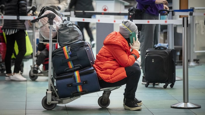 Des passagers à l'aéroport de Vancouver le 20 décembre 2022. 