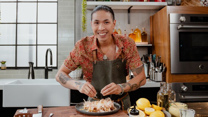 Minh Phat Tu pose avec son plat sur le plateau de 5 chefs dans ma cuisine.