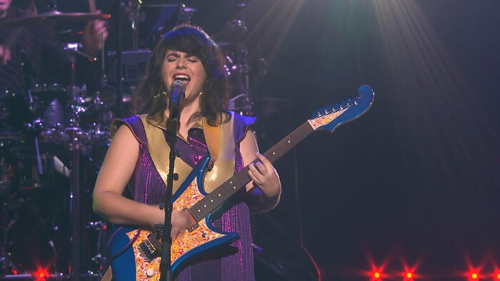 Lisa LeBlanc plays a guitar.