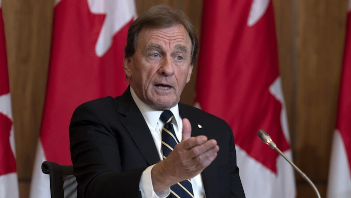 L'ancien ministre fédéral Allan Rock dénonce l'intention d'Ottawa de permettre la détention de migrants dans les prisons fédérales.