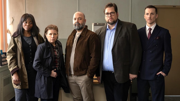 Les comédiens et comédiennes posent pour la photo.