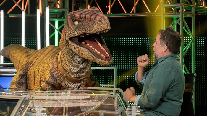 Stéphane Bellavance effrayé devant un dinosaure qui lui parle ou veut le manger.