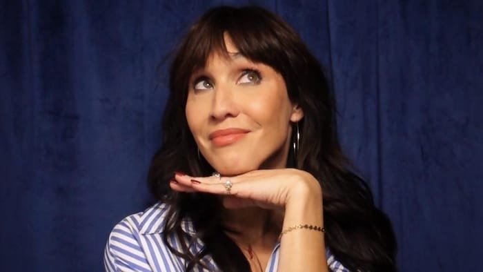 Bianca Gervais pose en regardant vers le haut.