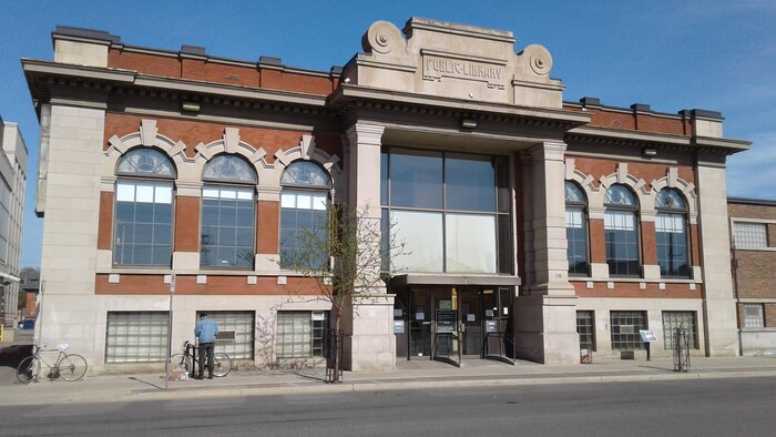 La façade d'une bibliothèque à Thunder Bay.