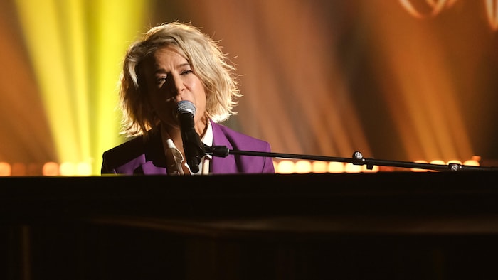 Marie-Jo Thério chante en jouant du piano.
