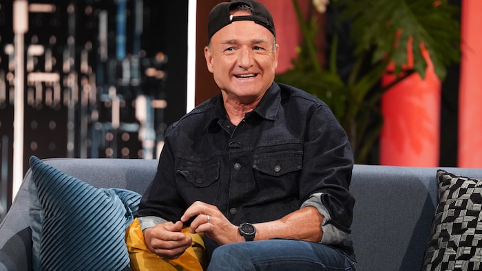 Bruno Blanchet est assis sur le plateau de l'émission Bonsoir bonsoir.