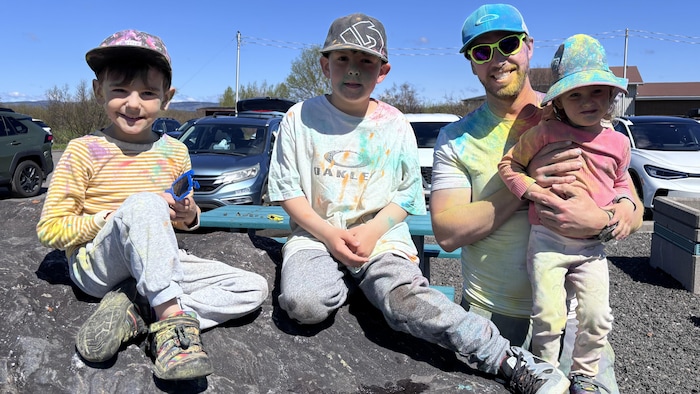 Mathieu Maltais et ses enfants sourient pour la caméra.