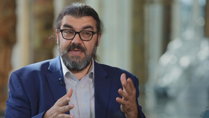 Nadir André répond à une question de la journaliste.