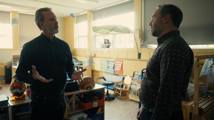 Ricardo Larrivée, à l'école, parle avec un homme.