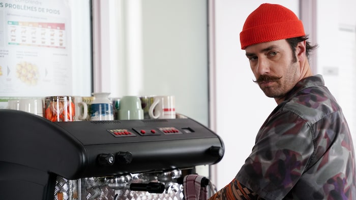 Stéphane nettoie une instrumentality   à espresso.