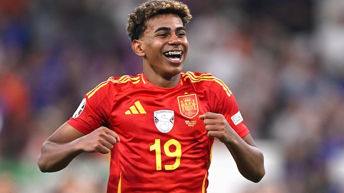 Un jeune joueur de soccer avec des broches sourit.
