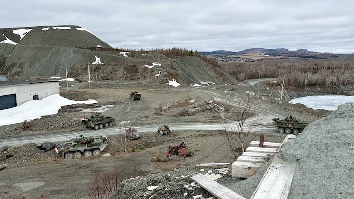 Des véhicules blindés participent à un entraînement militaire dans une mine, au printemps.