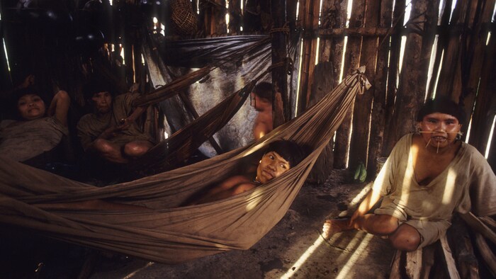 Des Yanomami dans leur maison.
