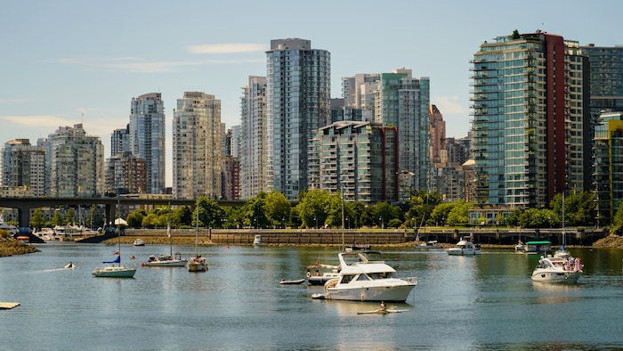 Des bateaux dans False Creek, à Vancouver, le 14 juillet 2022.