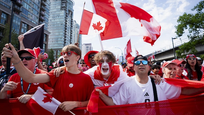 Des partisans marchent avant un match du Canada le 24 juin 2026