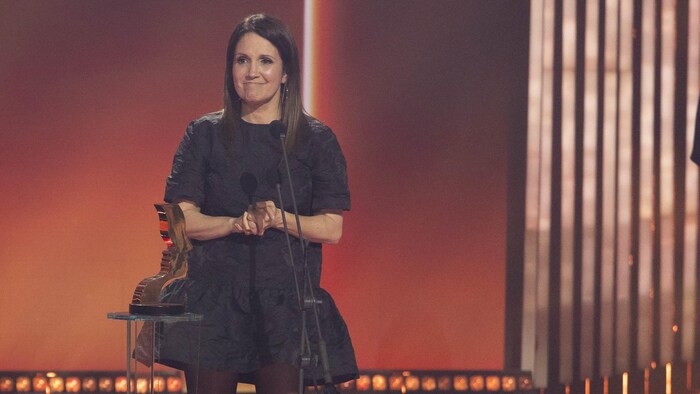 La personnalité est sur la scène du gala.