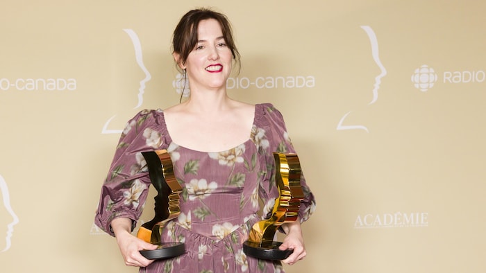 Florence Longpré avec deux trophées - au Gala des 41es prix Gémeaux.